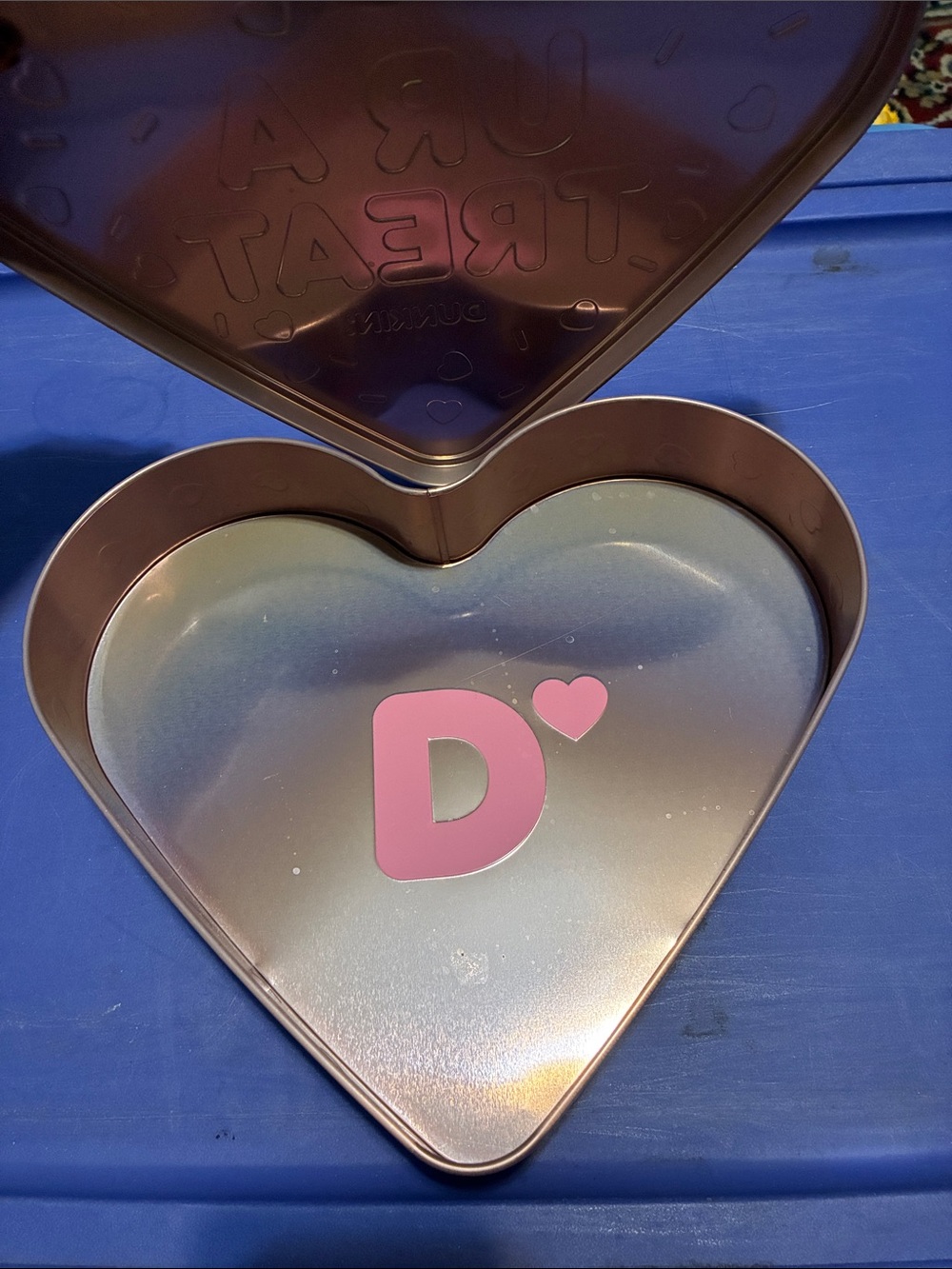 Dunkin' Heart Tins & Glove - Picture 4 of 9